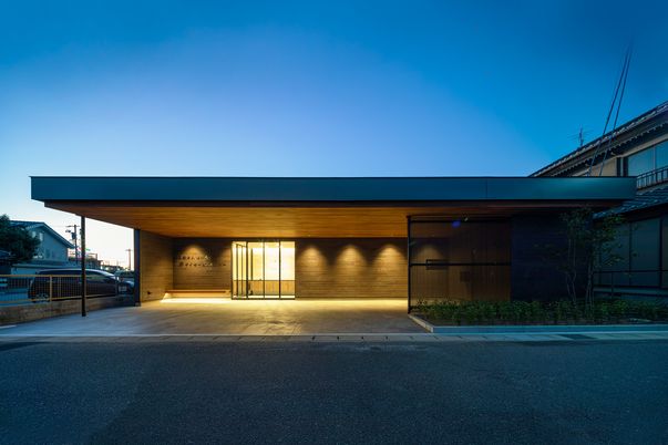 モダンな建物のエントランス