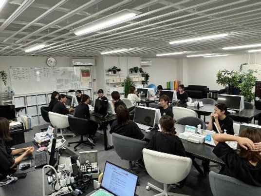 スタッフが集まる広い休憩室  