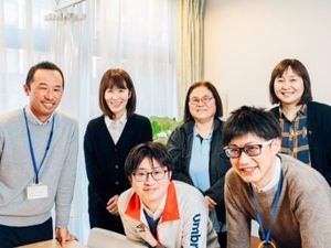 笑顔のスタッフ集合リビング  