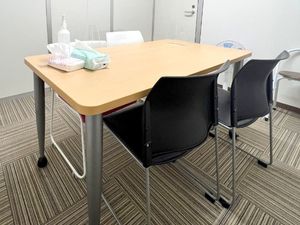 面談用の机と椅子の部屋  