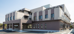 日差しが差し込む建物外観