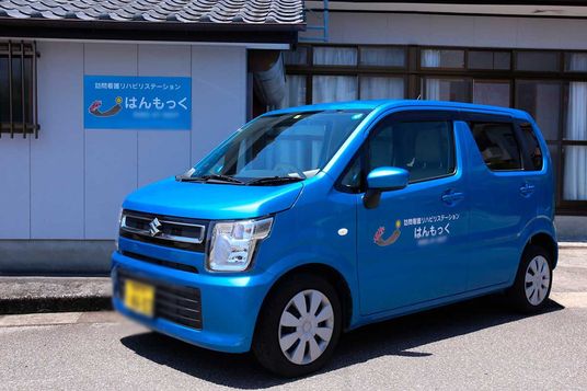 車両が停まる外観