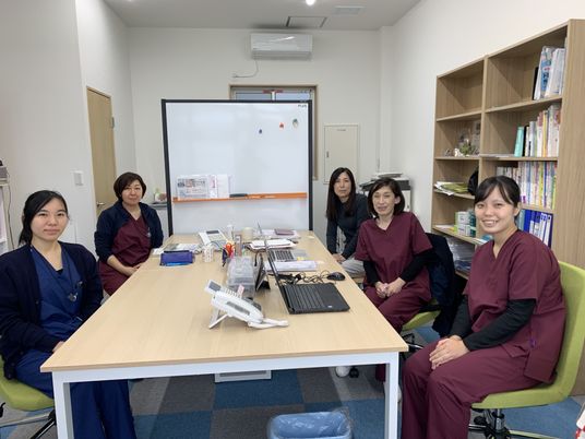スタッフが集う会議室  