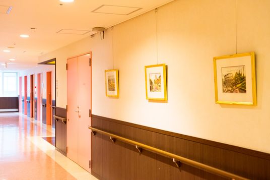 絵画が飾られた廊下