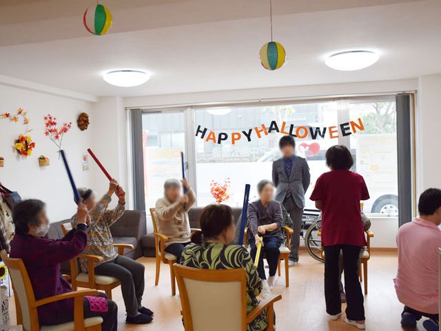 愉快な団らんの居室 居室 明るい空間で、楽しげに過ごす利用者たちの様子が伺えます。自然光が心地よい居室です。