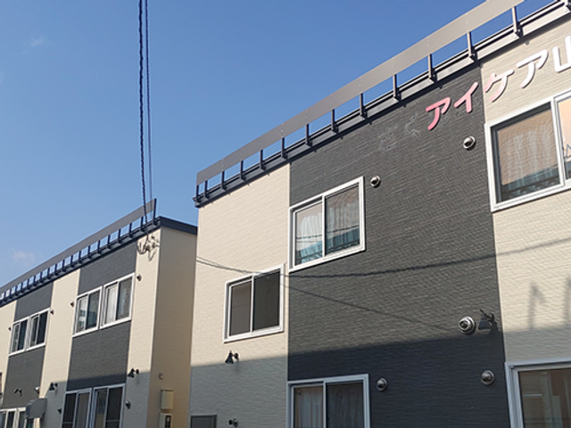 介護施設の外観 外観   明るい外壁が印象的な2階建ての建物です。窓が整然と並び、すっきりとした雰囲気が伝わります。