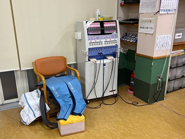 機器が置かれた機能訓練室 機能訓練室   機器や備品が整えられた機能訓練室です。訓練やリハビリの準備がしやすい環境がうかがえます。