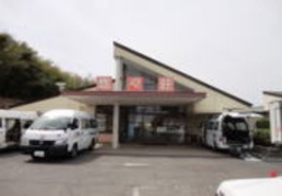 車が並ぶ外観