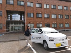 訪問車と建物外観  