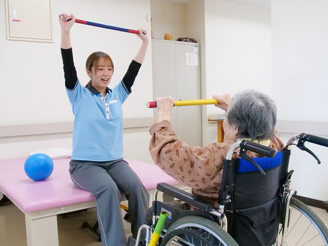 楽しく訓練する機能訓練室 機能訓練室 利用者と職員が笑顔でリハビリを行える場所です。充実した機材でサポートします。