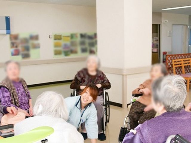 リビングの様子 リビング 自然光が入る明るい空間で、車椅子でも安心して過ごせる配置になっています。楽しい交流が生まれます。