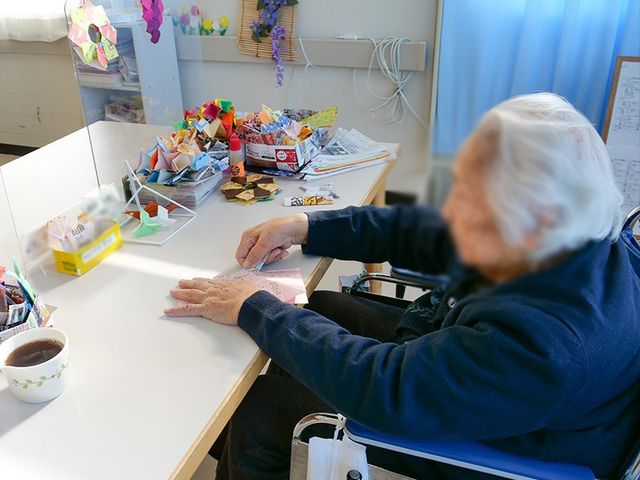 折り紙制作の居室 居室 折り紙制作用のスペースがあります。自然光の多く入る快適な居室で、手作業を楽しめます。