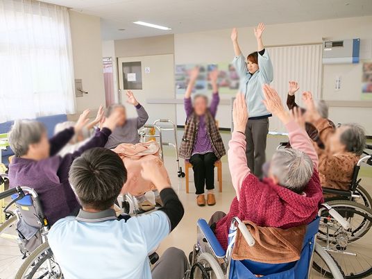 車椅子で体操する部屋