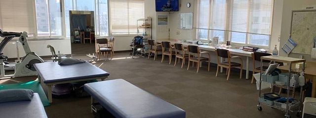 自然光が入る部屋 機能訓練室 明るい窓辺でリハビリが行える機能訓練室です。広々とした空間で快適に作業ができます。