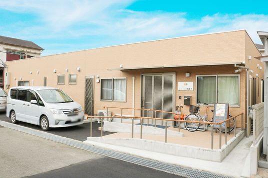 スロープがある建物外観