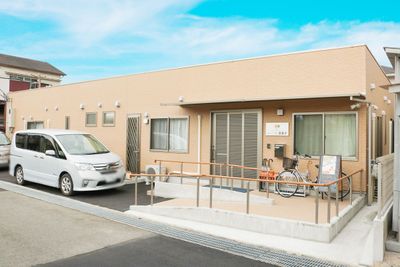 スロープがある建物外観