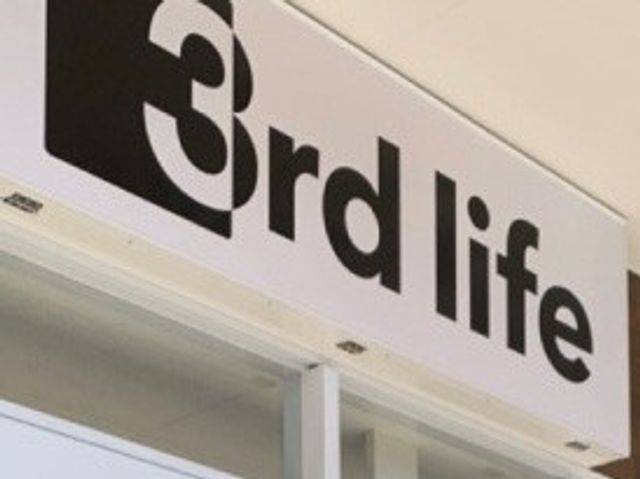 「3rd life」の看板 看板 「3rd life」の看板がお出迎えします。親しみやすい雰囲気を感じられるポイントです。