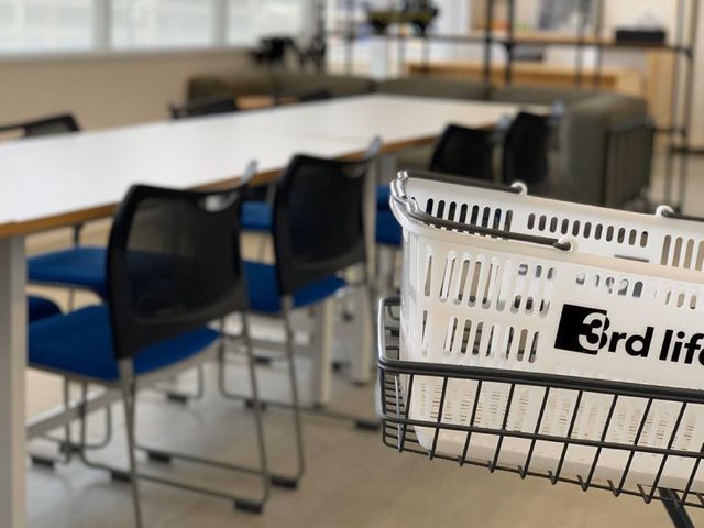 明るい空間の多目的室 多目的室 自然光が差し込む多目的スペースです。椅子を囲んで打ち合わせや休憩がしやすい環境です。