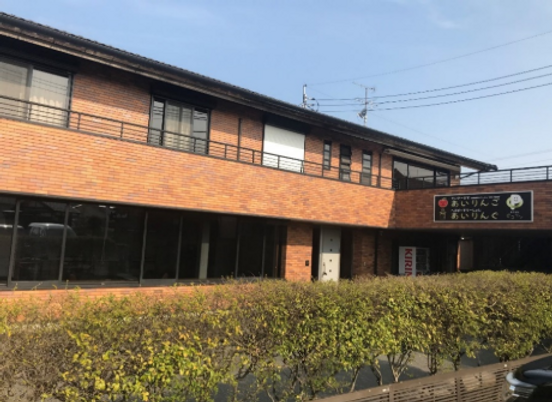 茶色レンガの建物外観