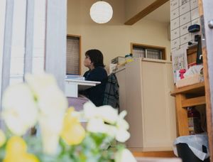 スタッフがいる明るい受付  