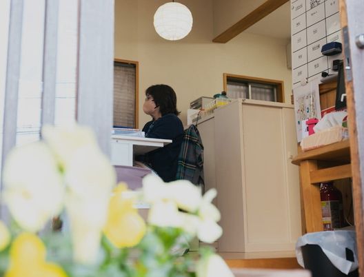 スタッフがいる明るい受付  