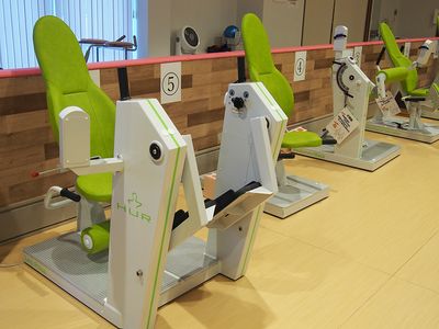 トレーニング機器と椅子
