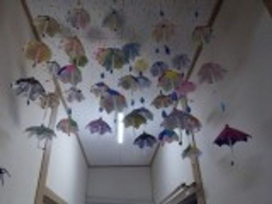 カラフルな飾りの廊下