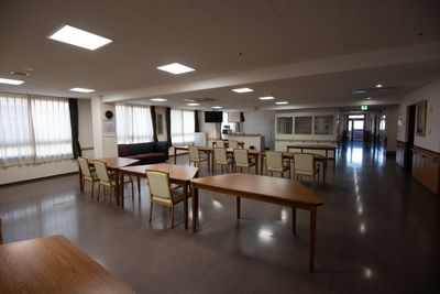 居室のテーブルと椅子