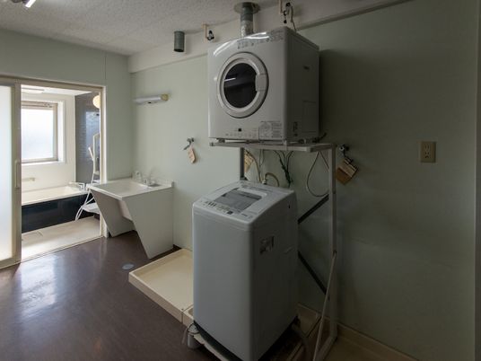 洗濯機と洗面台の室内