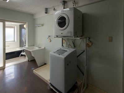 洗濯機と洗面台の室内