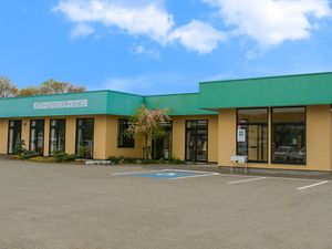 明るい建物外観  