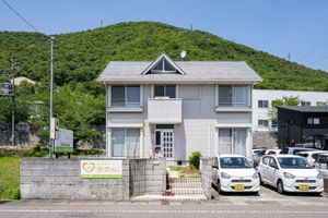 山の麓の施設外観  