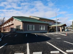 建物外観と駐車場  