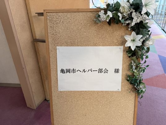 掲示物のある廊下  