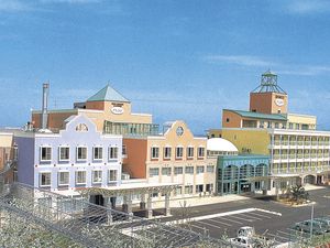 明るい外観の建物  