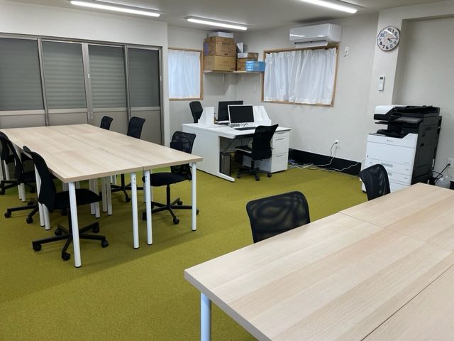 清潔感のあるスタッフルーム ゆったりとしたスタッフルームでは、職員が日々の仕事の打ち合わせを行っています。白と緑が基調の落ち着いた空間が広がっております。