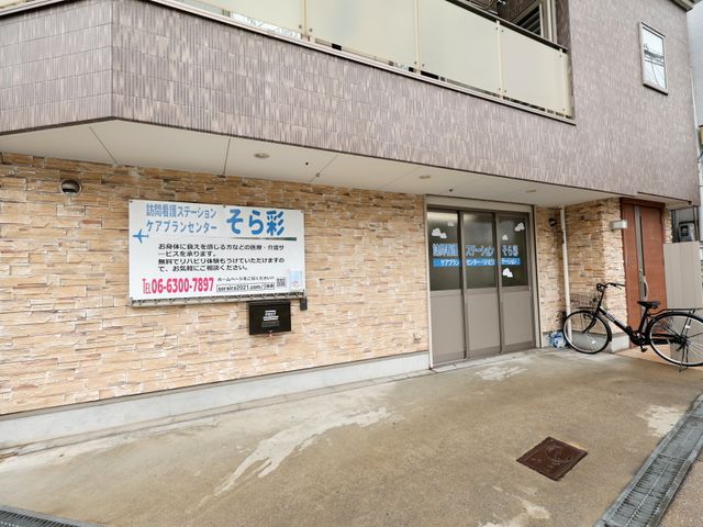 エントランスの外観 清潔で落ち着いた雰囲気のエントランスです。通りに面しており、アクセスも良好です。