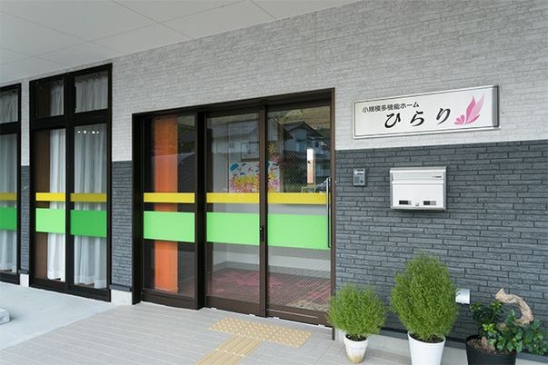 明るい外観のエントランス