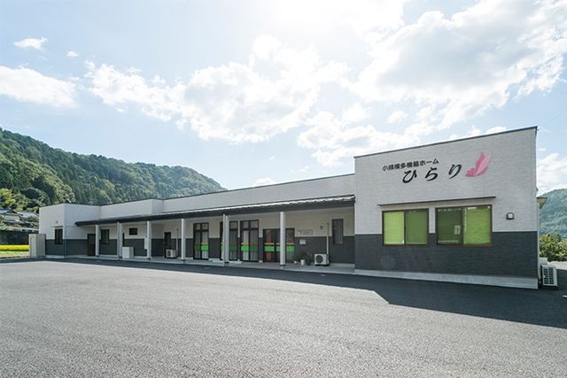 居心地の良い施設の外観 外観 広々とした駐車スペースがある清潔感のある建物です。心地よい環境でのびのびと過ごせそうです。