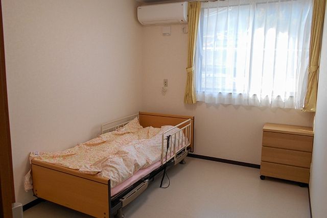 快適な居室 居室 落ち着いた雰囲気の個室で、窓からの自然光が心地よく差し込んでいます。必要な家具が整っており、プライベートな時間をゆったり過ごせる空間です。