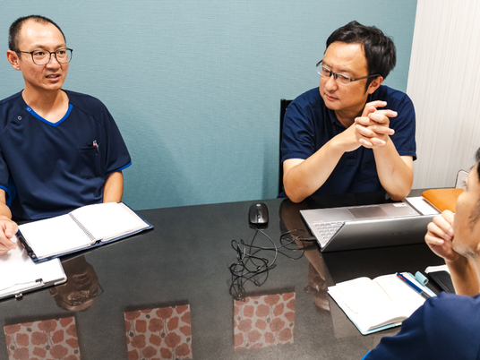 会議する職員たちの会議室  