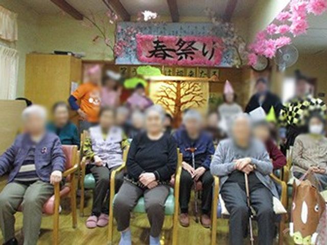 春祭りのイベント 多目的室 多くの人々が集まり、春祭りの装飾が施された部屋です。季節のイベントでにぎやかなひとときを楽しめます。