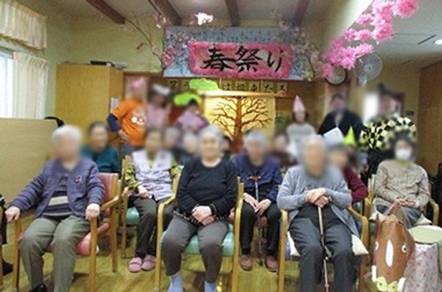 春祭りのイベント 多目的室 多くの人々が集まり、春祭りの装飾が施された部屋です。季節のイベントでにぎやかなひとときを楽しめます。