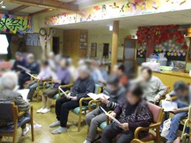 にぎやかなラウンジ ラウンジ 利用者同士が交流しやすい、温かみのある広々としたスペースです。様々な活動が行えます。