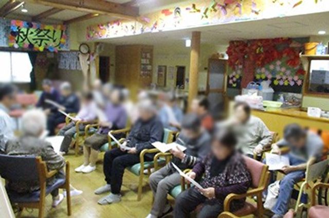 にぎやかなラウンジ ラウンジ 利用者同士が交流しやすい、温かみのある広々としたスペースです。様々な活動が行えます。