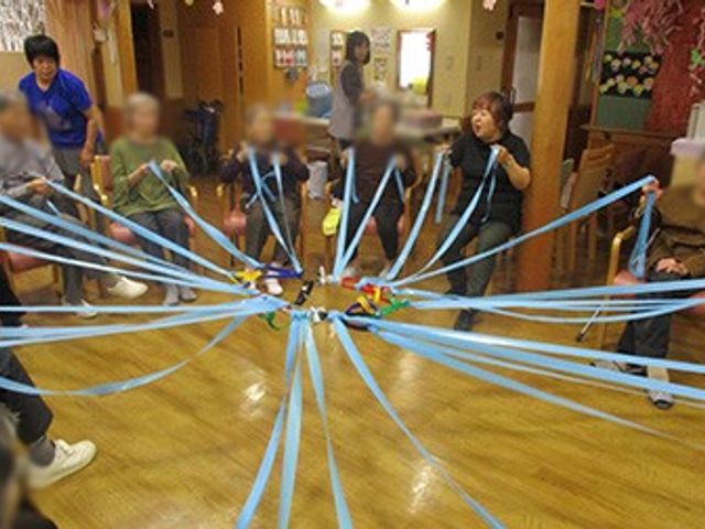 楽しい交流の時間 多目的室 楽しいレクリエーション活動が行われている多目的室です。和気あいあいとした雰囲気です。