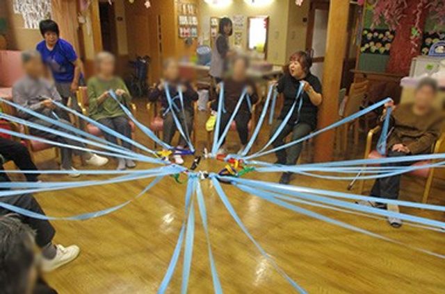 楽しい交流の時間 多目的室 楽しいレクリエーション活動が行われている多目的室です。和気あいあいとした雰囲気です。