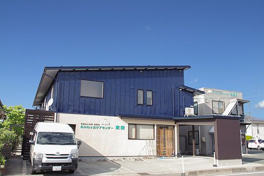 青空の建物外観