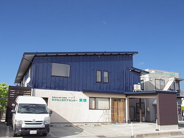 青空の建物外観 外観 開放感のある明るい建物です。この場所で新しい働き方を始めてみませんか。
