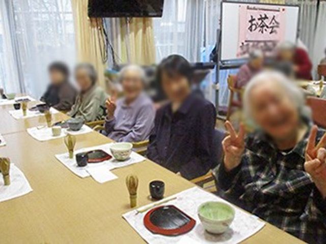 和やかな団らんの様子 ダイニングルーム 参加者同士で笑顔が溢れる団らんの場です。和やかな雰囲気で会話が弾んでいます。